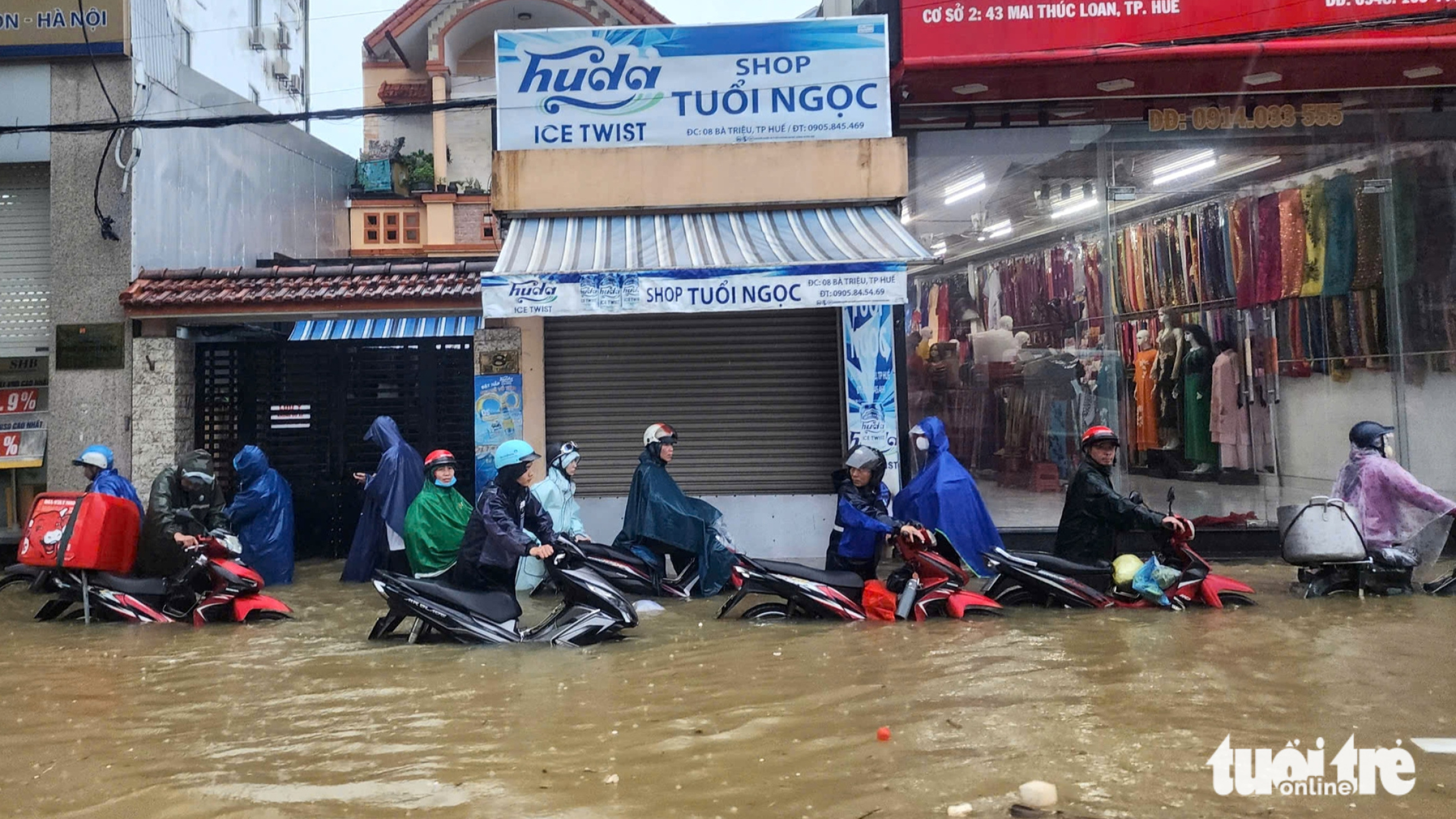 顺化暴雨惊人,部分地区超过1300毫米,多条市中心道路严重积水